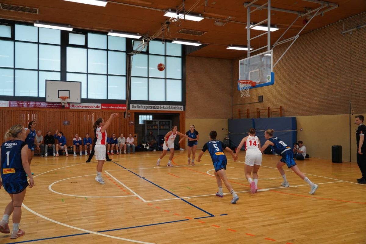 1. Damen kämpfen vor starker Fan-Kulisse gegen Rostock, Bild 11 von 11