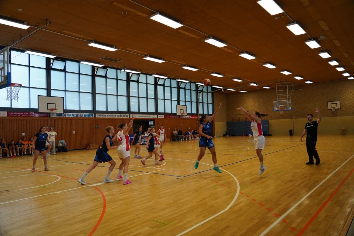 1. Damen kämpfen vor starker Fan-Kulisse gegen Rostock, Bild 10 von 11