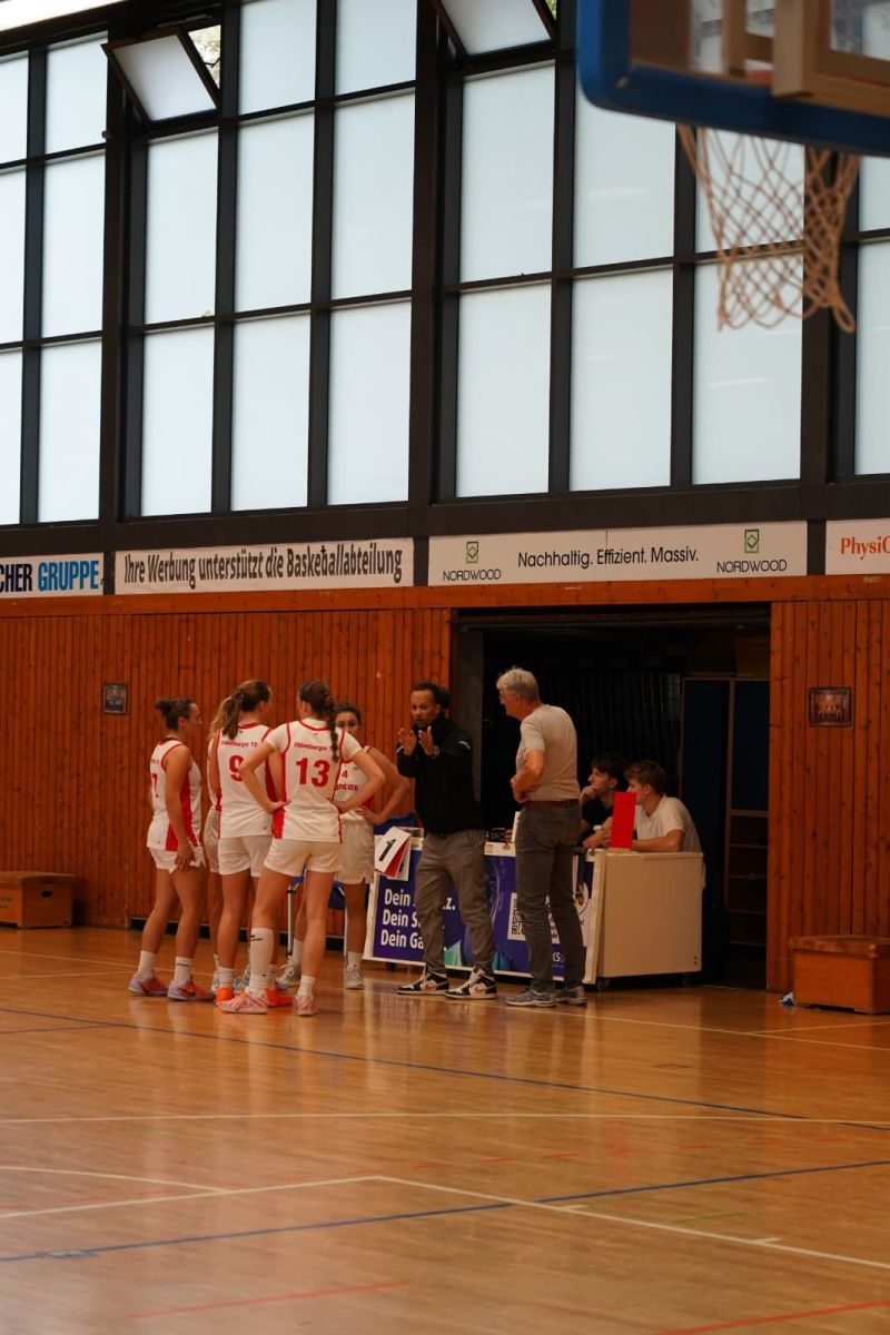 1. Damen kämpfen vor starker Fan-Kulisse gegen Rostock, Bild 6 von 11