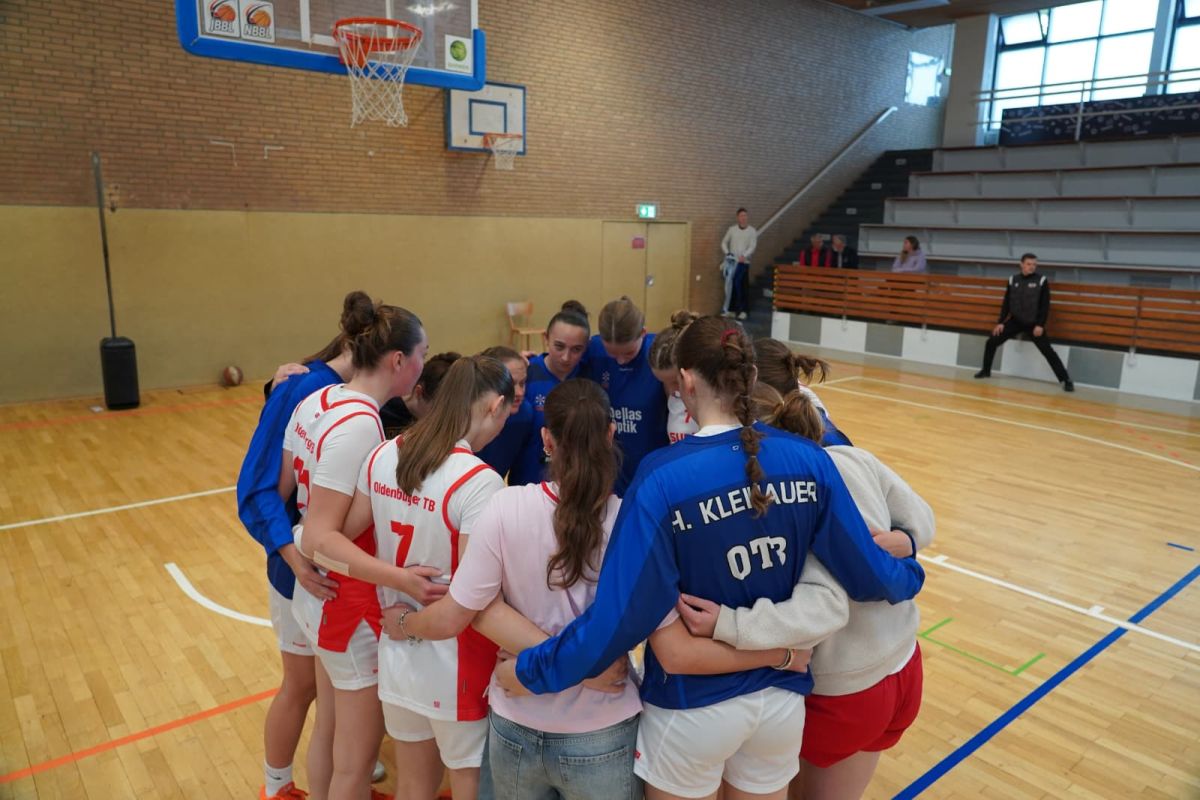 1. Damen kämpfen vor starker Fan-Kulisse gegen Rostock, Bild 7 von 11