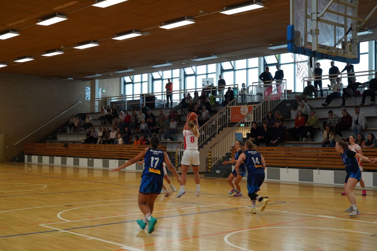 1. Damen kämpfen vor starker Fan-Kulisse gegen Rostock, Bild 4 von 11