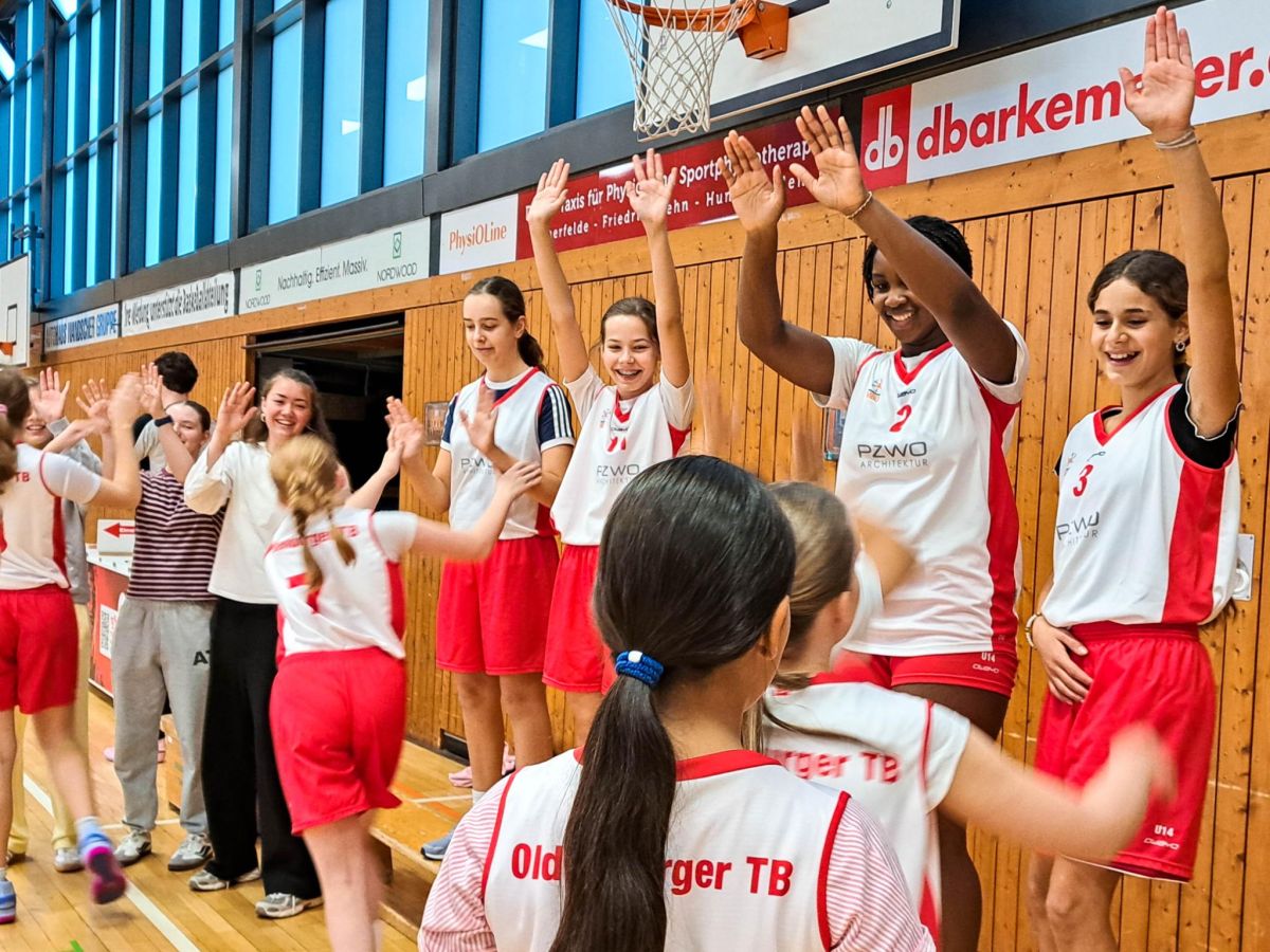 U14 Mädchen besiegen BTS Neustadt deutlich, Bild 6 von 9