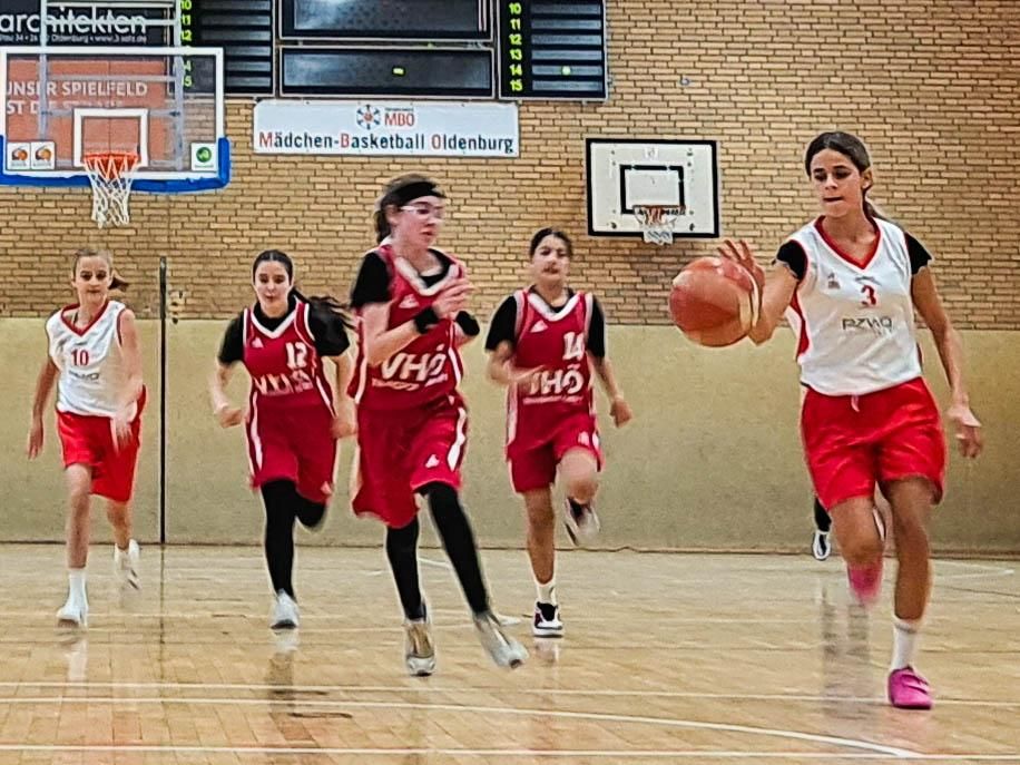 U14 Mädchen besiegen BTS Neustadt deutlich, Bild 5 von 9