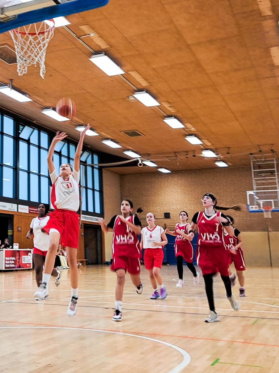 U14 Mädchen besiegen BTS Neustadt deutlich, Bild 8 von 9